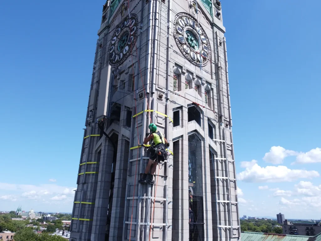 Cordiste intervenant sur une tour d’horloge